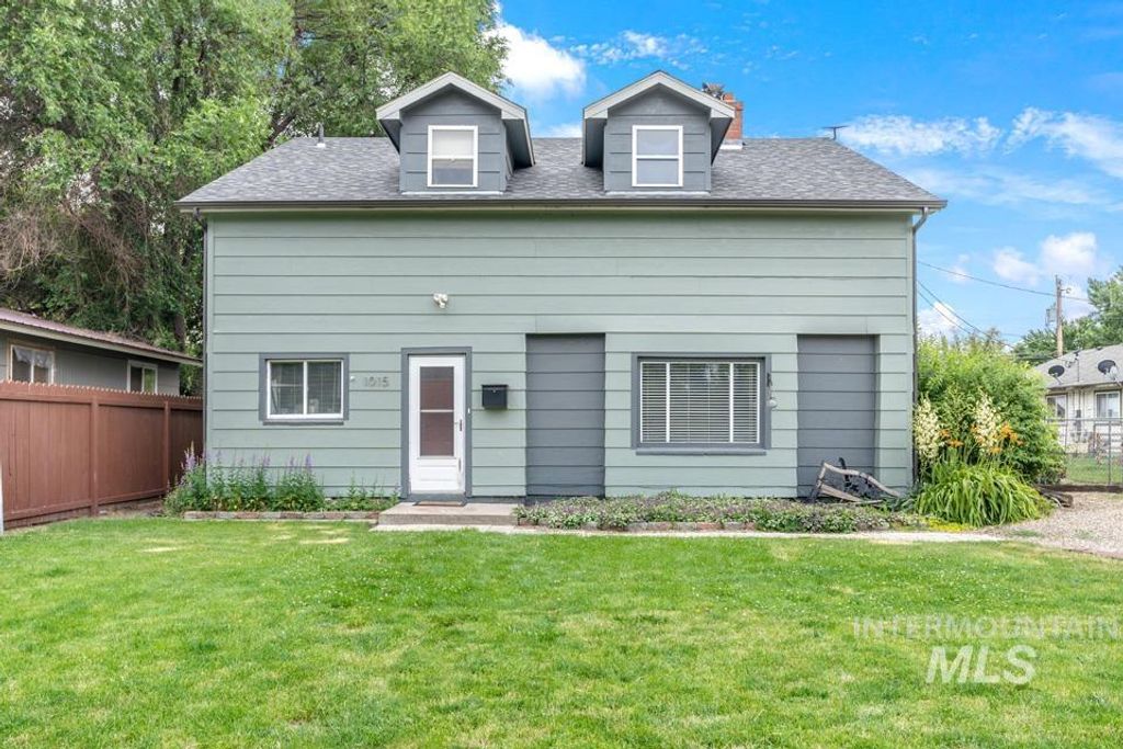 Photo of 1015 E Park St, Weiser, ID 83672 (MLS # 98968891)