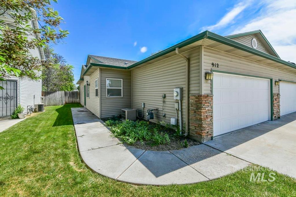 Photo of 912 S Diamond St, Nampa, ID 83686 (MLS # 98985622)