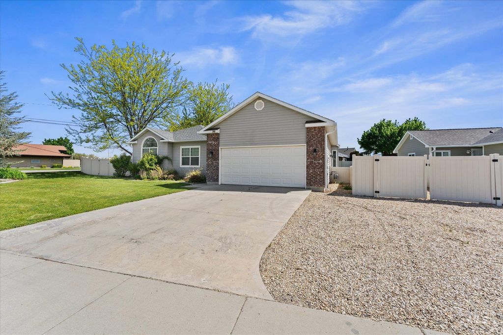 Photo of 96 N Wedgwood Dr, Nampa, ID 83651 (MLS # 98984389)