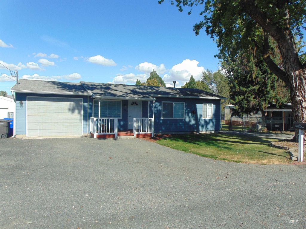 Photo of 811 Park Dr, Lewiston, ID 83501 (MLS # 98963104)