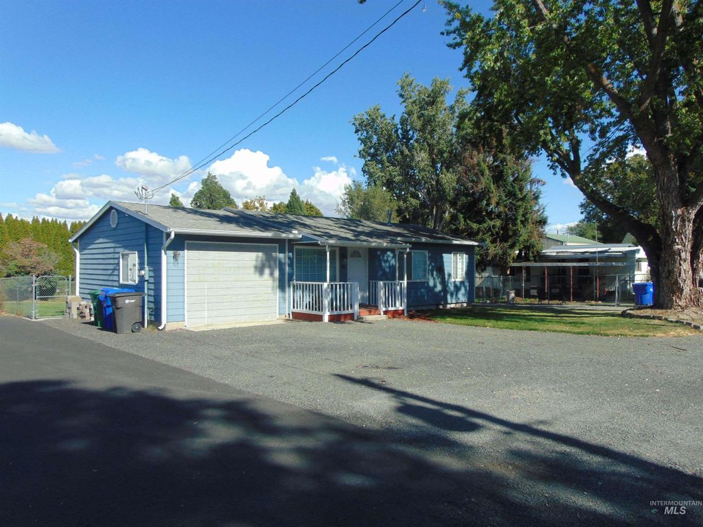 Photo of 811 Park Dr, Lewiston, ID 83501 (MLS # 98963104)