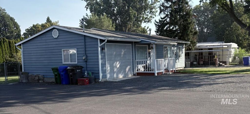Photo of 811 Park Dr, Lewiston, ID 83501 (MLS # 98963104)