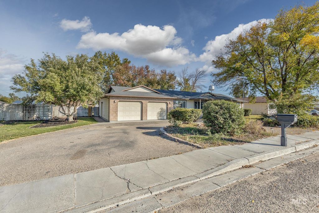 Photo of 710 N 5th St, Nyssa, OR 97913 (MLS # 98964081)