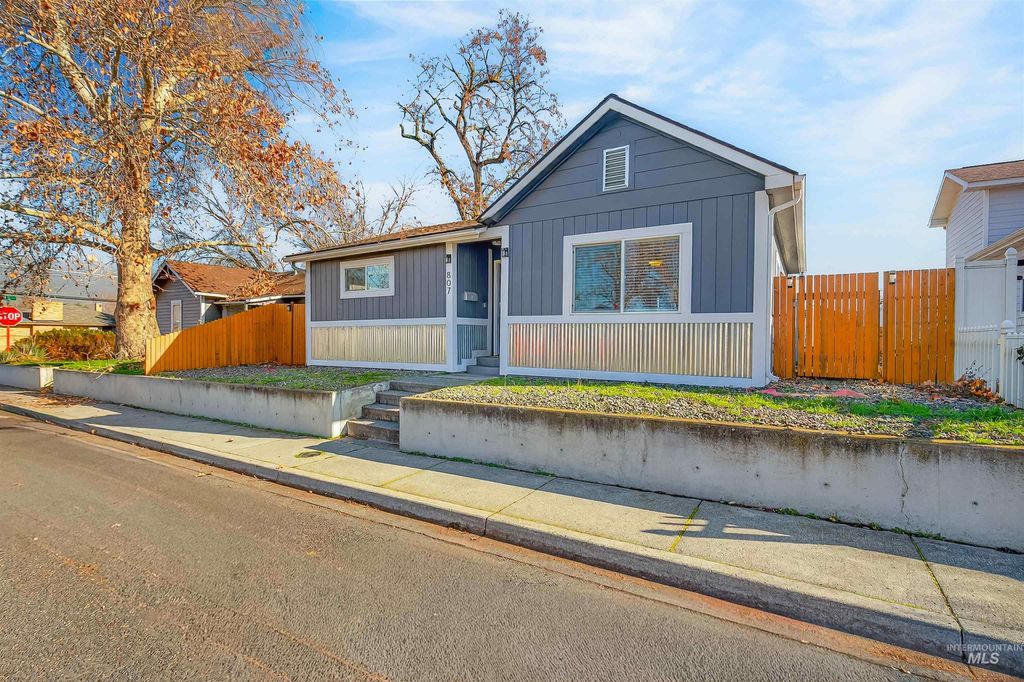 Photo of 807 3rd Street, Clarkston, WA 99403 (MLS # 98974587)