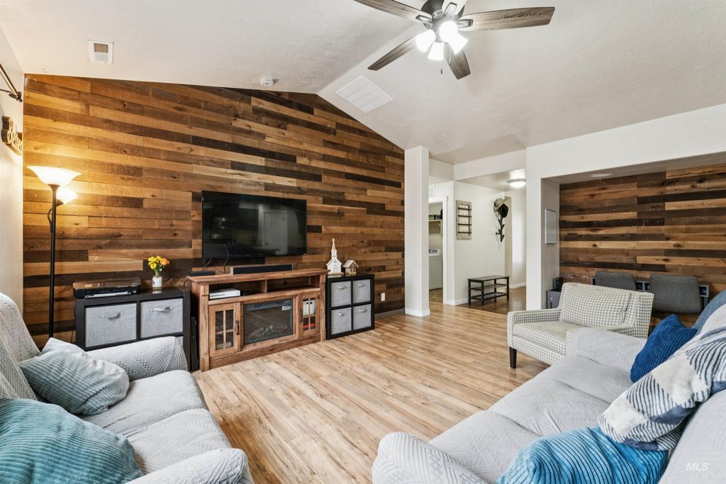 Photo of 950 N Pine Brook Way, Star, ID 83669 (MLS # 98977780)