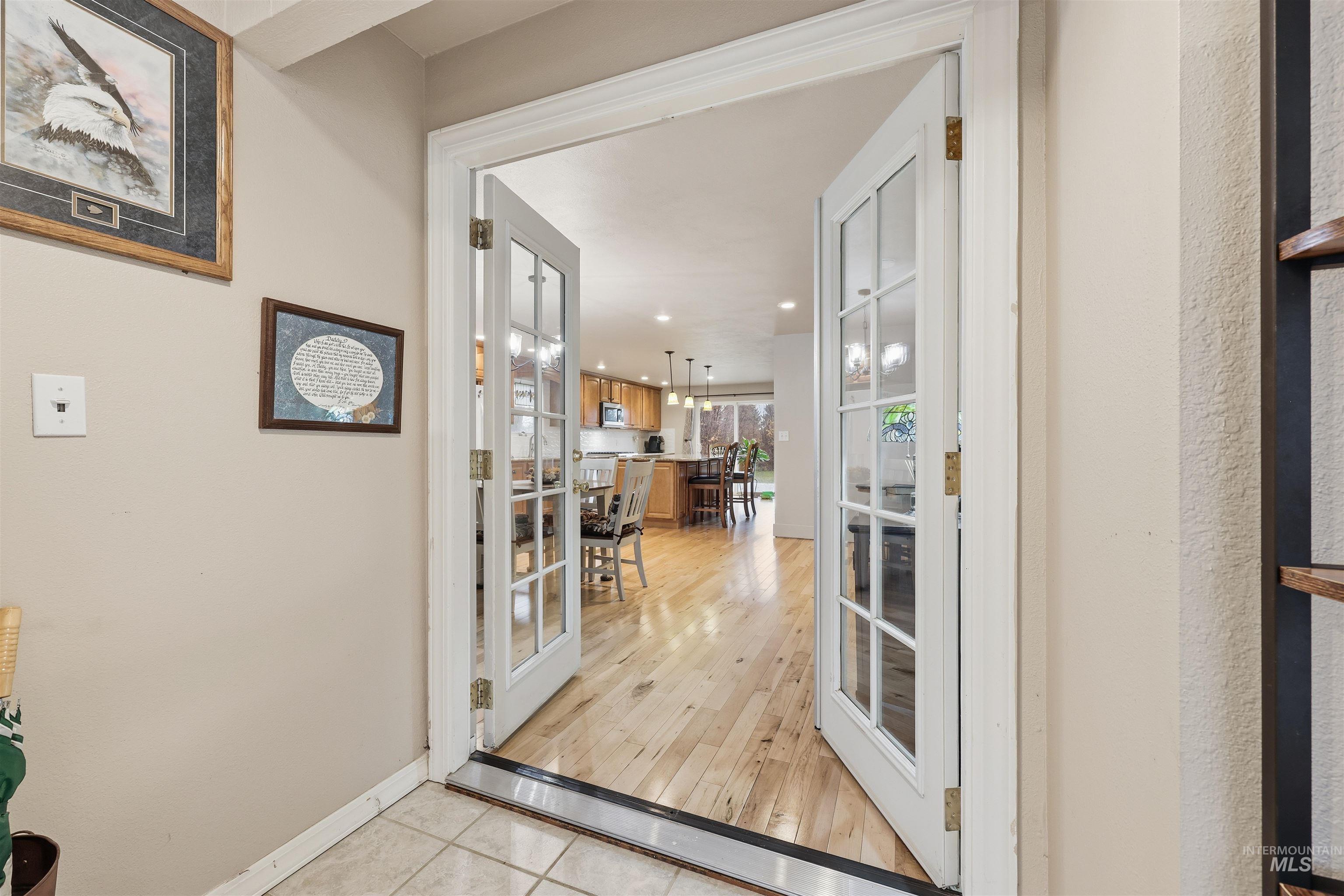 Entryway with tile patterned flooring and baseboards