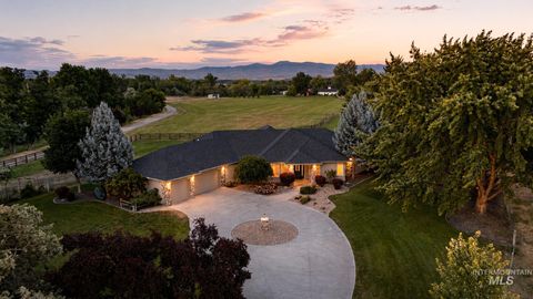 Photo of 2050 S Artesian Rd, Eagle, ID 83616 (MLS # 98991653)