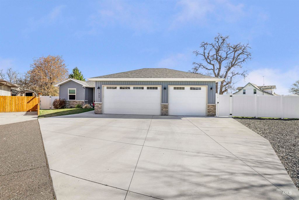 Photo of 929 Applewood Dr, Buhl, ID 83316 (MLS # 98943068)