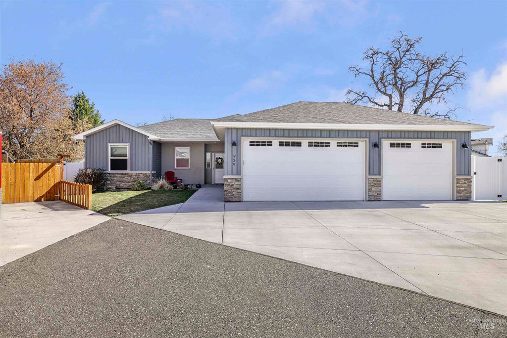 Photo of 929 Applewood Dr, Buhl, ID 83316 (MLS # 98943068)