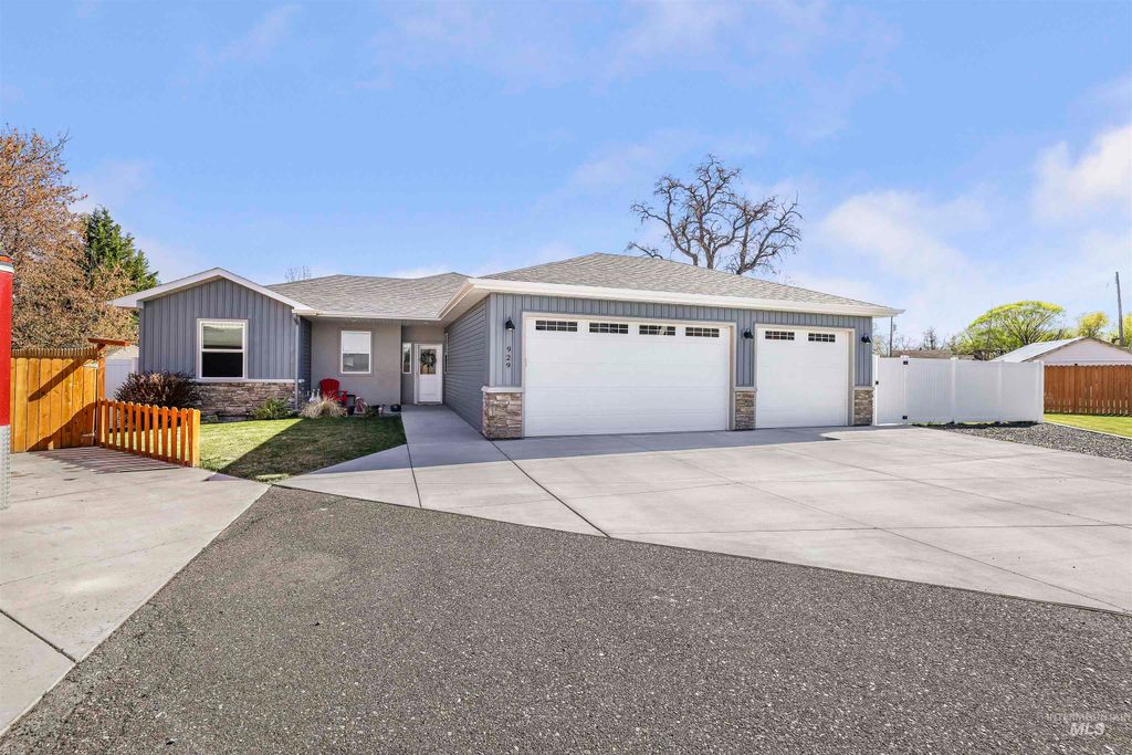 Photo of 929 Applewood Dr, Buhl, ID 83316 (MLS # 98943068)