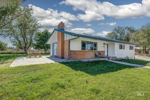 Photo of 2121 Alameda DR, Ontario, OR 97914 (MLS # 98986125)