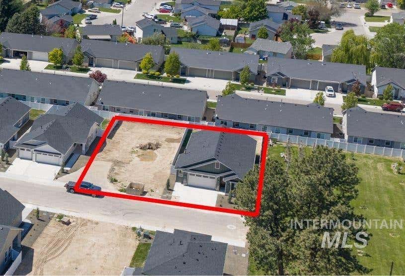 Photo of 933 S Almond St, Nampa, ID 83686 (MLS # 98994796)