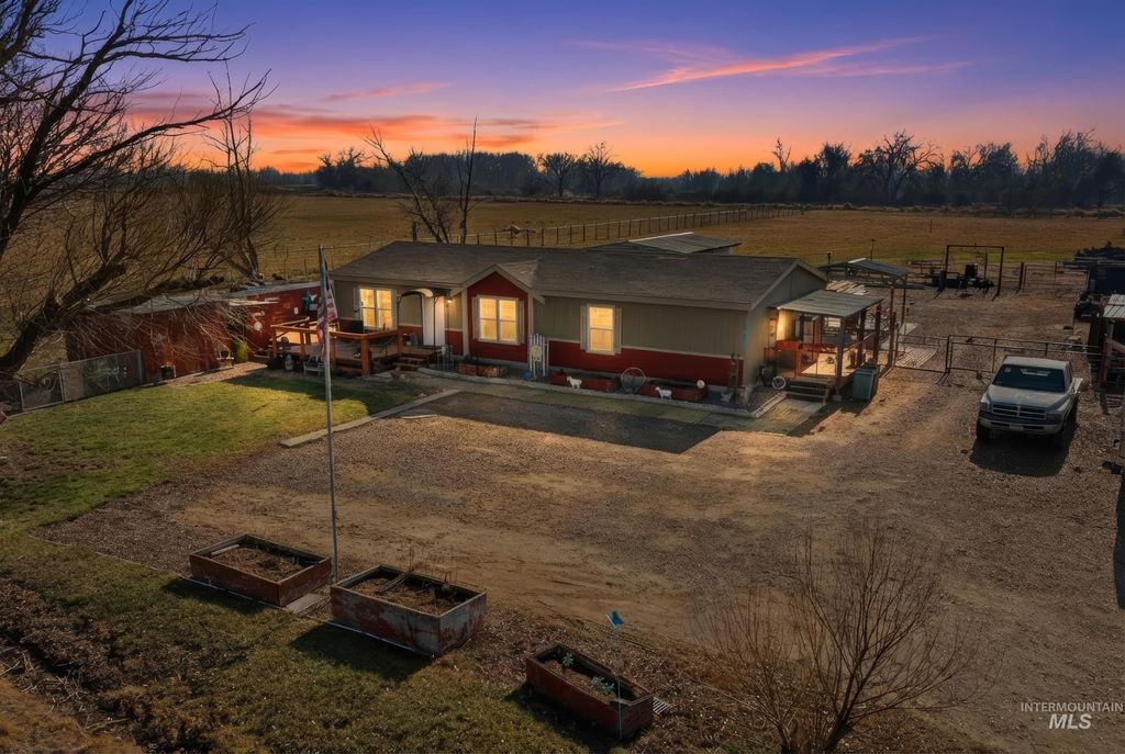 Photo of 27699 Sand Rd, Parma, ID 83660 (MLS # 98973581)