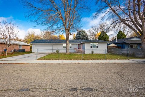 Photo of 840 W Kinghorn Dr, Nampa, ID 83651 (MLS # 98968538)