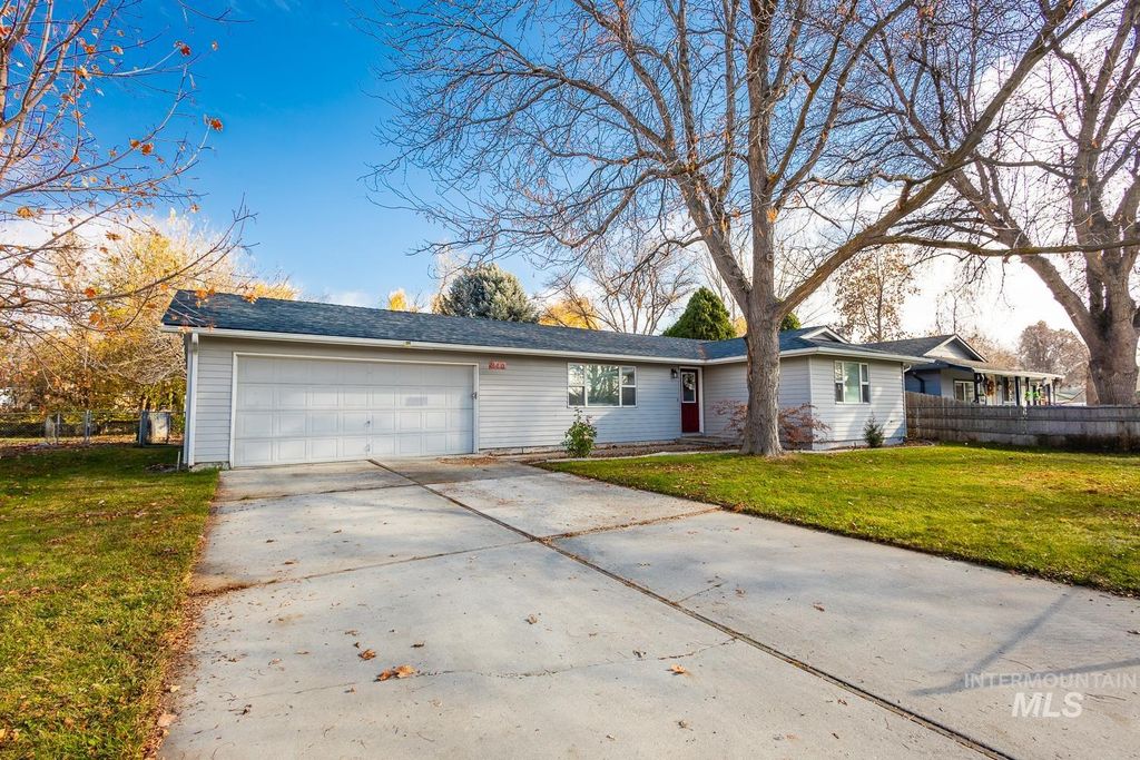 Photo of 840 W Kinghorn Dr, Nampa, ID 83651 (MLS # 98968538)
