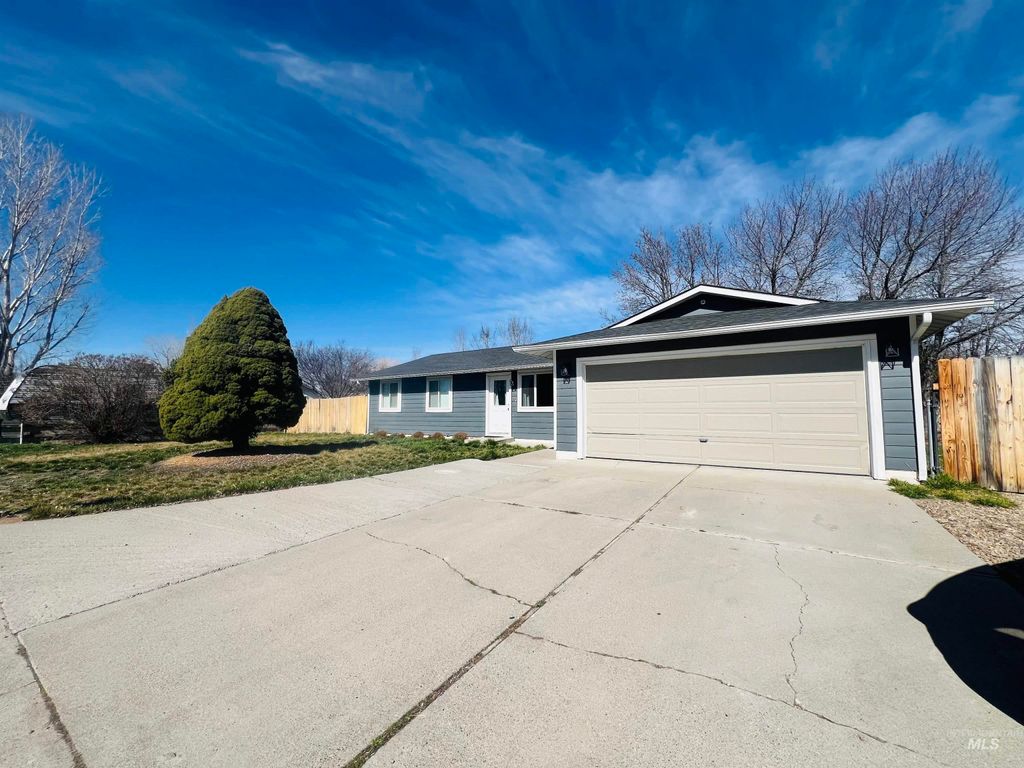 Photo of 510 Laurel Dr, Mountain Home, ID 83647 (MLS # 98977857)