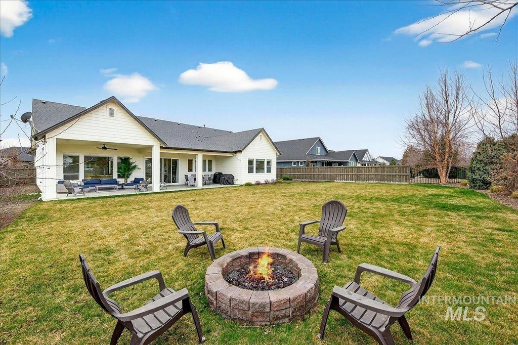 Photo of 1854 N Tullshire Way, Eagle, ID 83616 (MLS # 98983325)