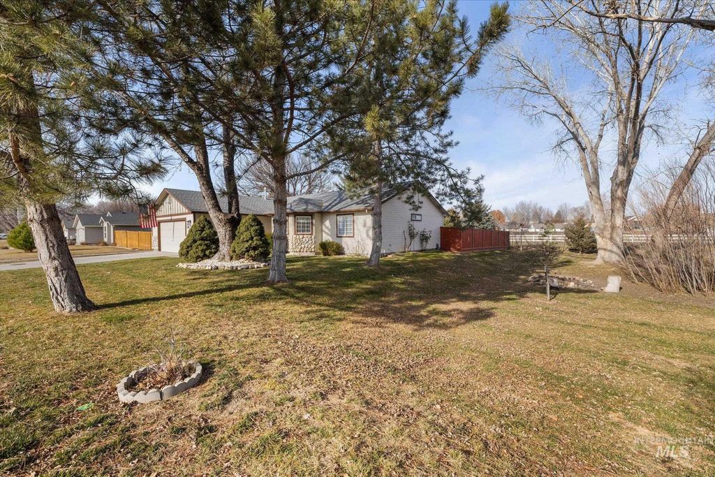 Photo of 2700 E Iowa Ave, Nampa, ID 83686 (MLS # 98973929)