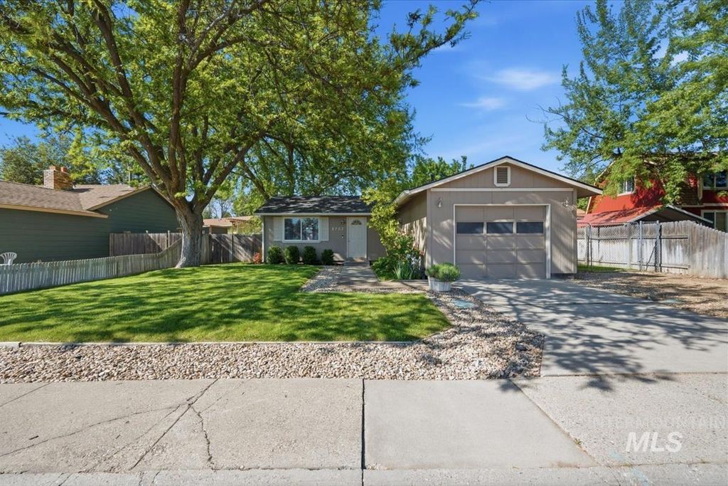 Photo of 8702 W Holbrook Ave, Boise, ID 83704 (MLS # 98985225)
