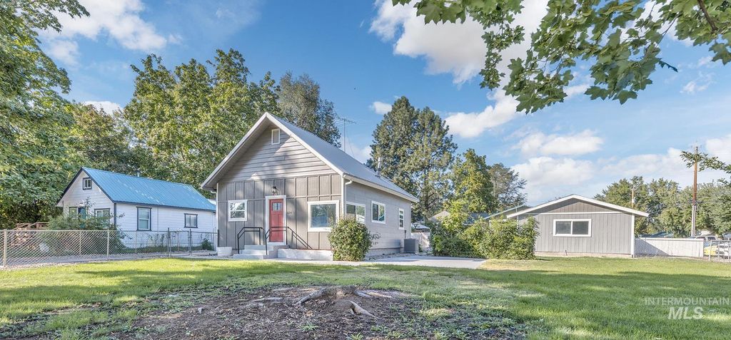 Photo of 824 E Main St, Weiser, ID 83672 (MLS # 98962233)