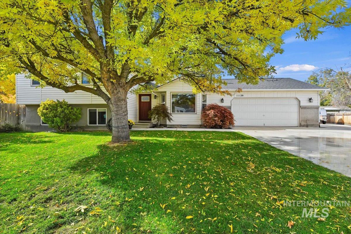 View of front of house featuring driveway and a garage