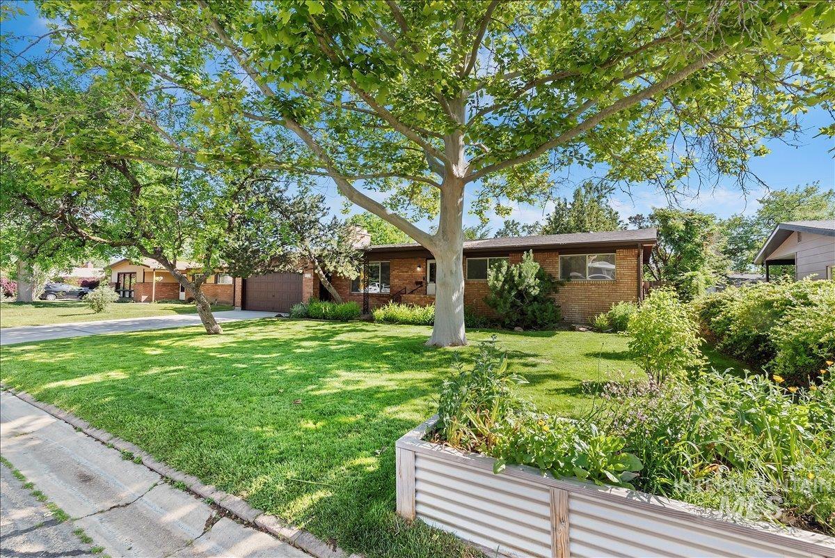 6910 W Brentwood Dr