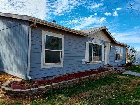 Photo of 13735 SW Eisenhower Cir, Mountain Home, ID 83647 (MLS # 98966556)