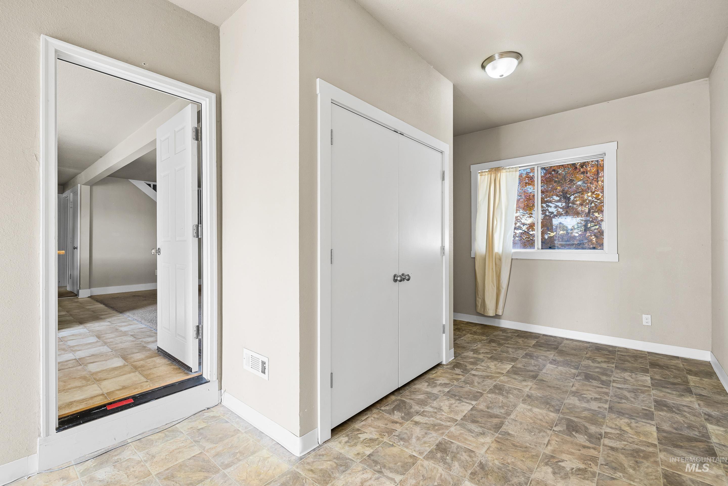 Office space / extra storage / laundry