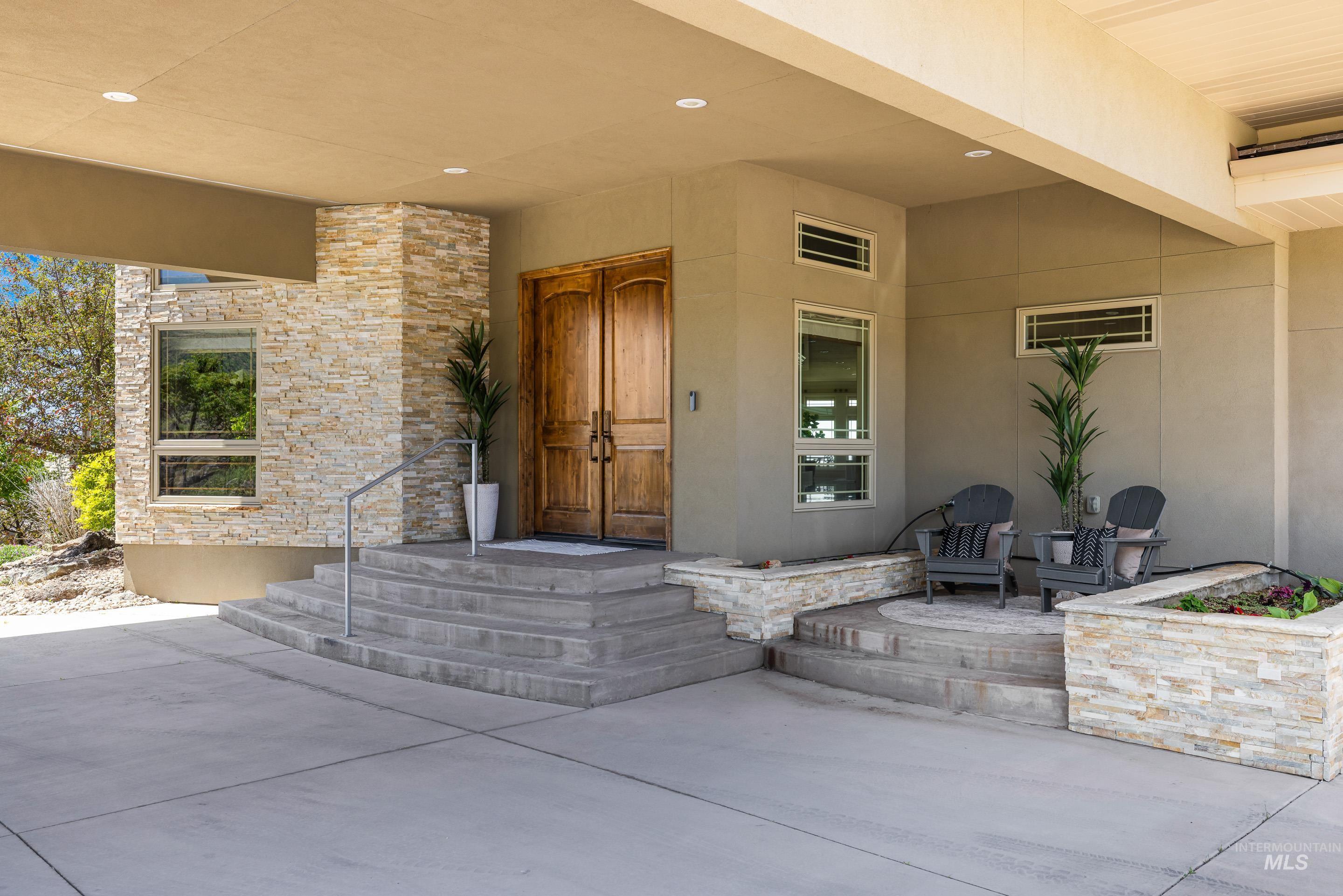 6329 E Wildhorse Ln