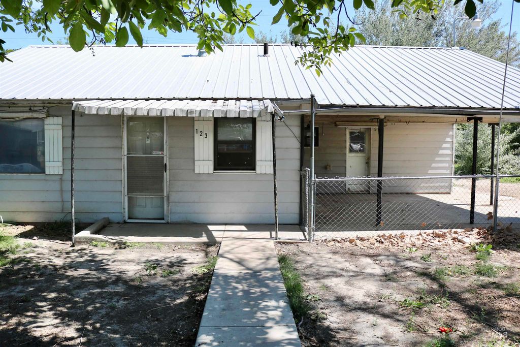 Photo of 123 Ithaca ST, Caldwell, ID 83605 (MLS # 98987708)