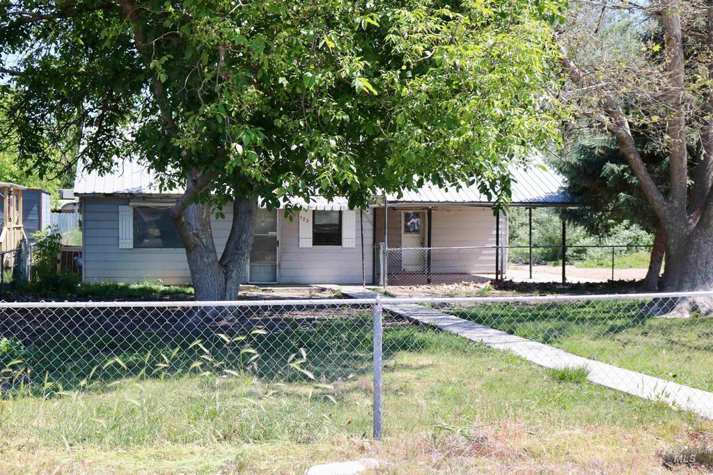 Photo of 123 Ithaca ST, Caldwell, ID 83605 (MLS # 98987708)
