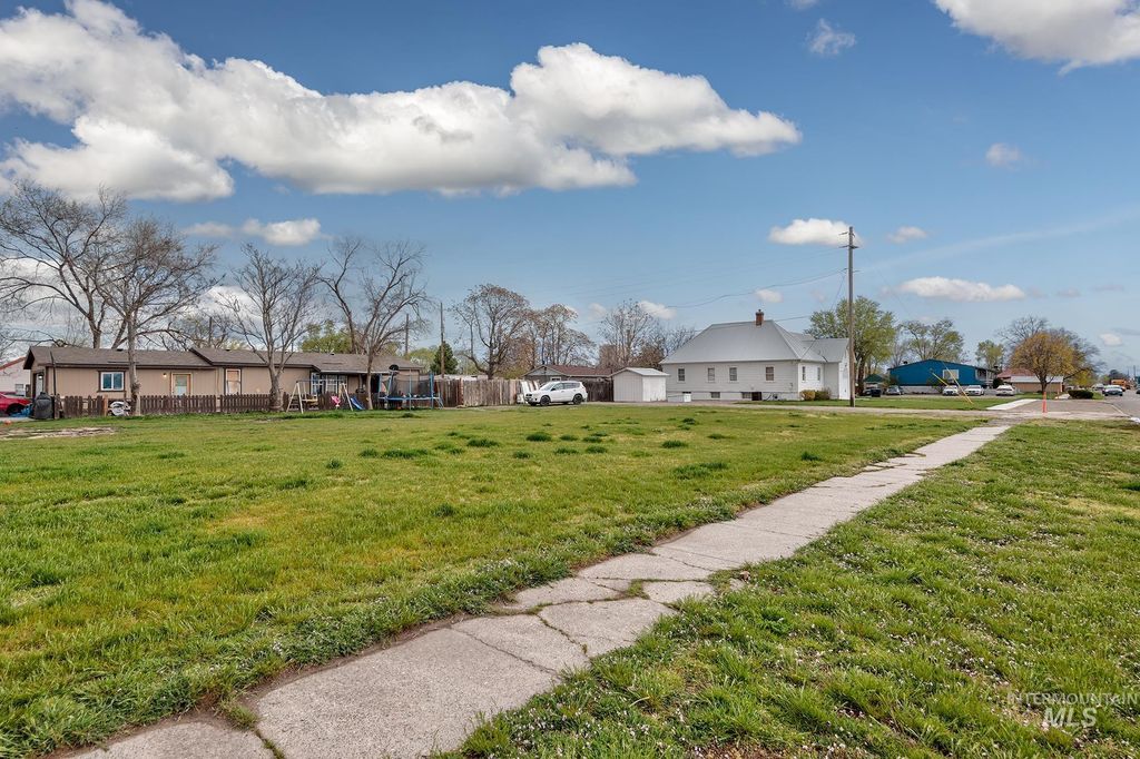 Photo of 404 N 3rd St, Nyssa, OR 97913 (MLS # 98982815)