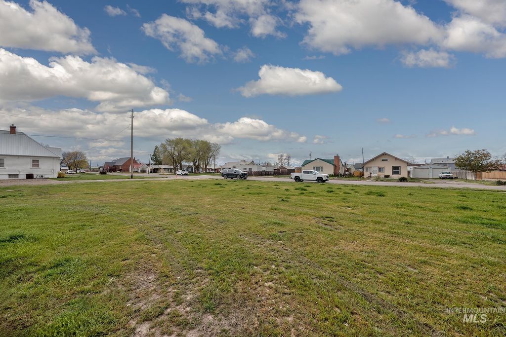 Photo of 404 N 3rd St, Nyssa, OR 97913 (MLS # 98982815)