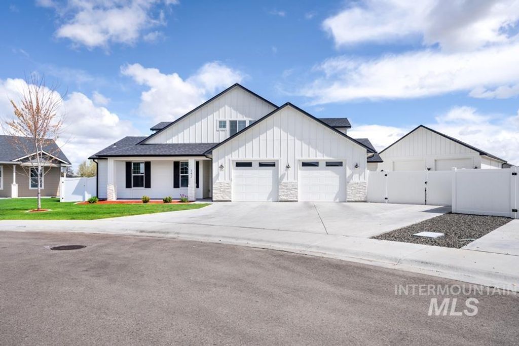 Photo of 342 Spur Ave, Fruitland, ID 83619 (MLS # 98983352)