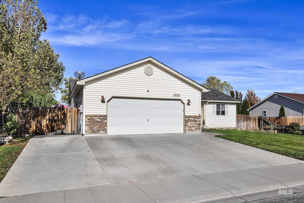Photo of 1250 NW Pintail St, Mountain Home, ID 83647 (MLS # 98966296)