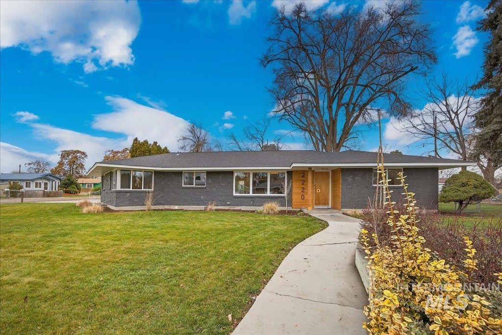 Photo of 2220 S Indiana Ave, Caldwell, ID 83605 (MLS # 98976636)