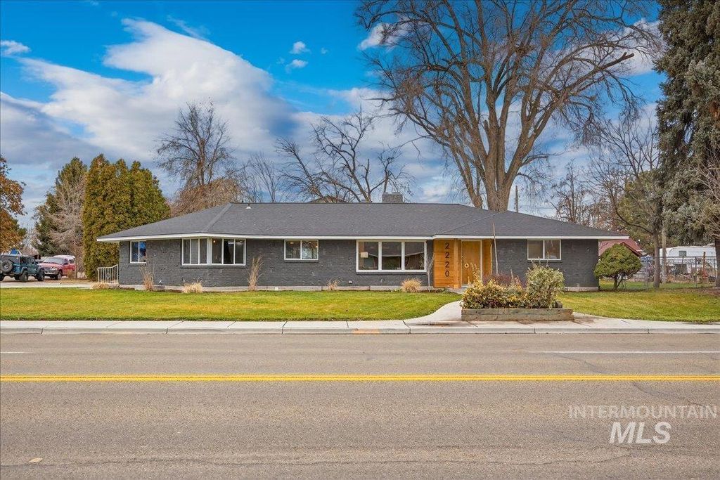 Photo of 2220 S Indiana Ave, Caldwell, ID 83605 (MLS # 98976636)