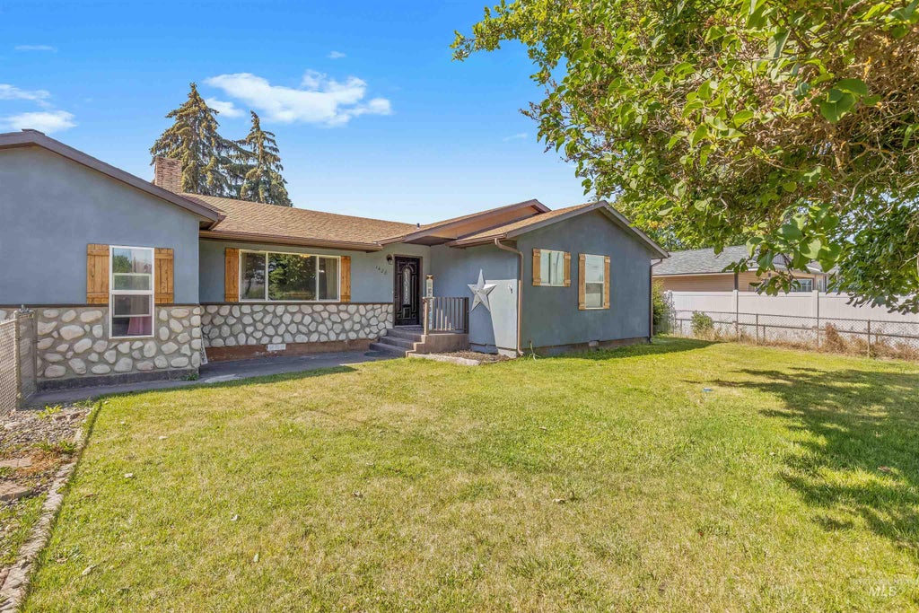 Photo of 1428 Bryden Ave, Lewiston, ID 83501 (MLS # 98990597)