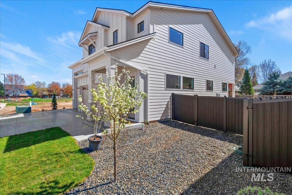 Photo of 901 W Malbar St, Meridian, ID 83646 (MLS # 98981165)