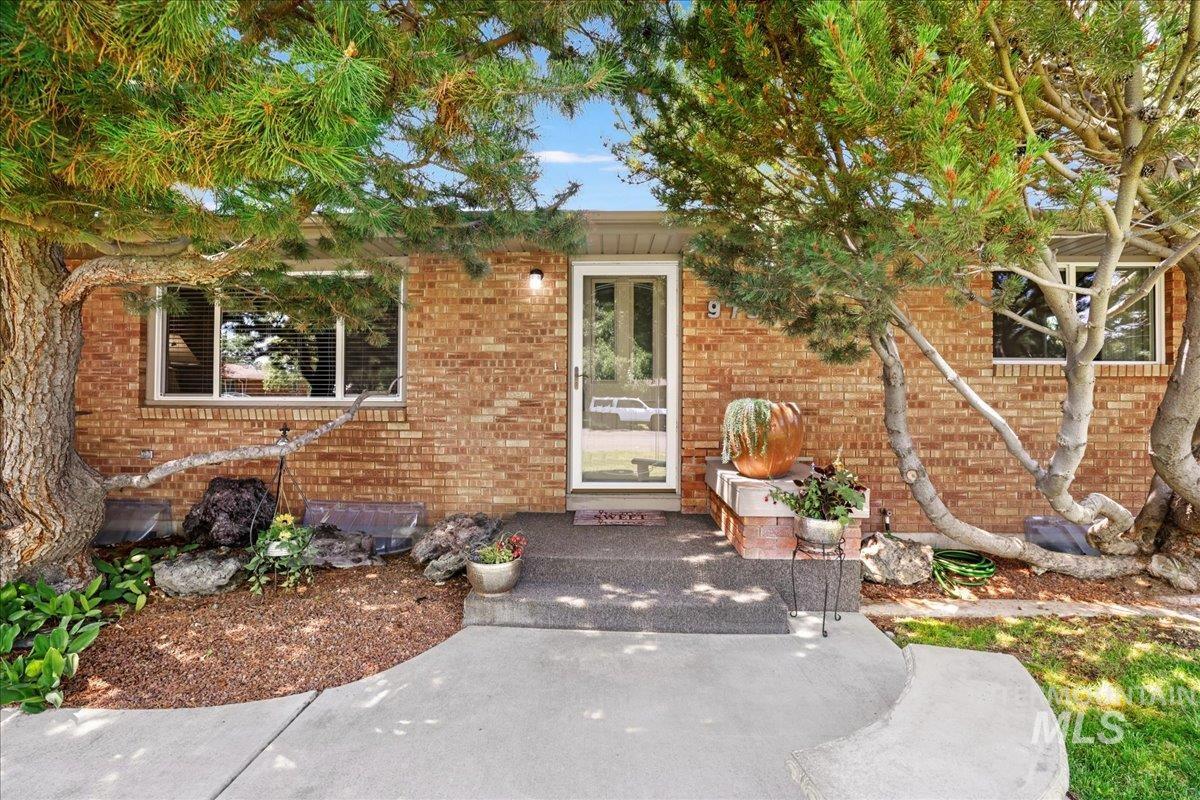 975 Desert View Drive