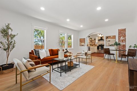 Photo of 521 E Idaho Ave, Meridian, ID 83642 (MLS # 98979952)