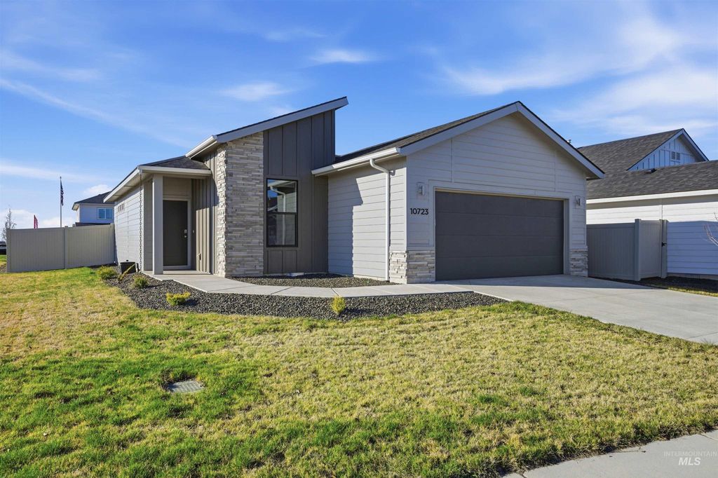 Photo of 10723 W Garganey Drive, Star, ID 83369 (MLS # 98978682)