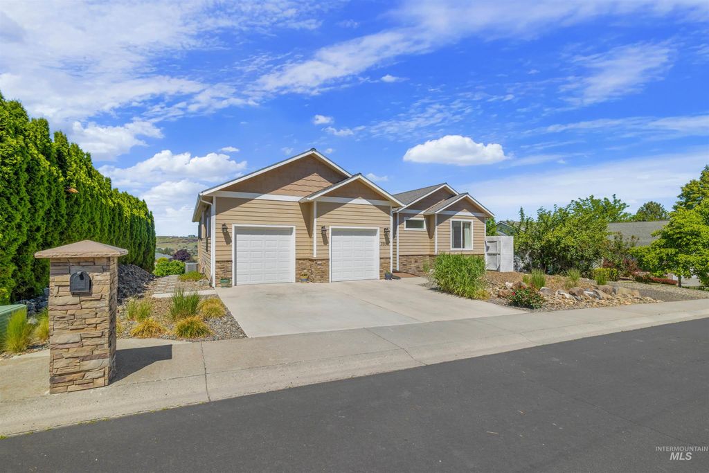 Photo of 3954 Foothills Dr, Lewiston, ID 83501 (MLS # 98988280)