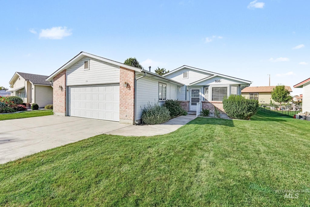 Photo of 1100 Burnett Dr #E606, Nampa, ID 83651 (MLS # 99003112)