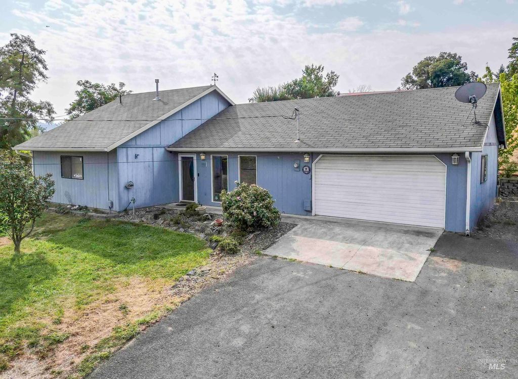 Photo of 1103 18th Ave, Clarkston, WA 99403 (MLS # 98963551)