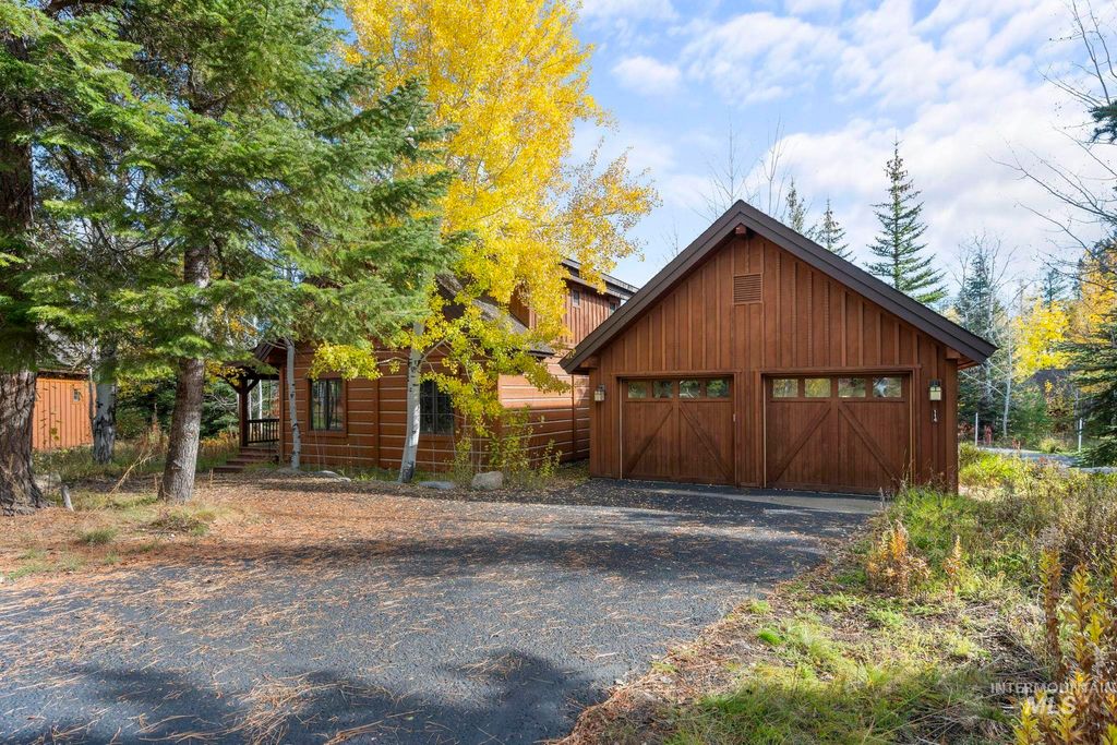 Photo of 114 Twin Creeks Ct, Donnelly, ID 83615 (MLS # 98969809)