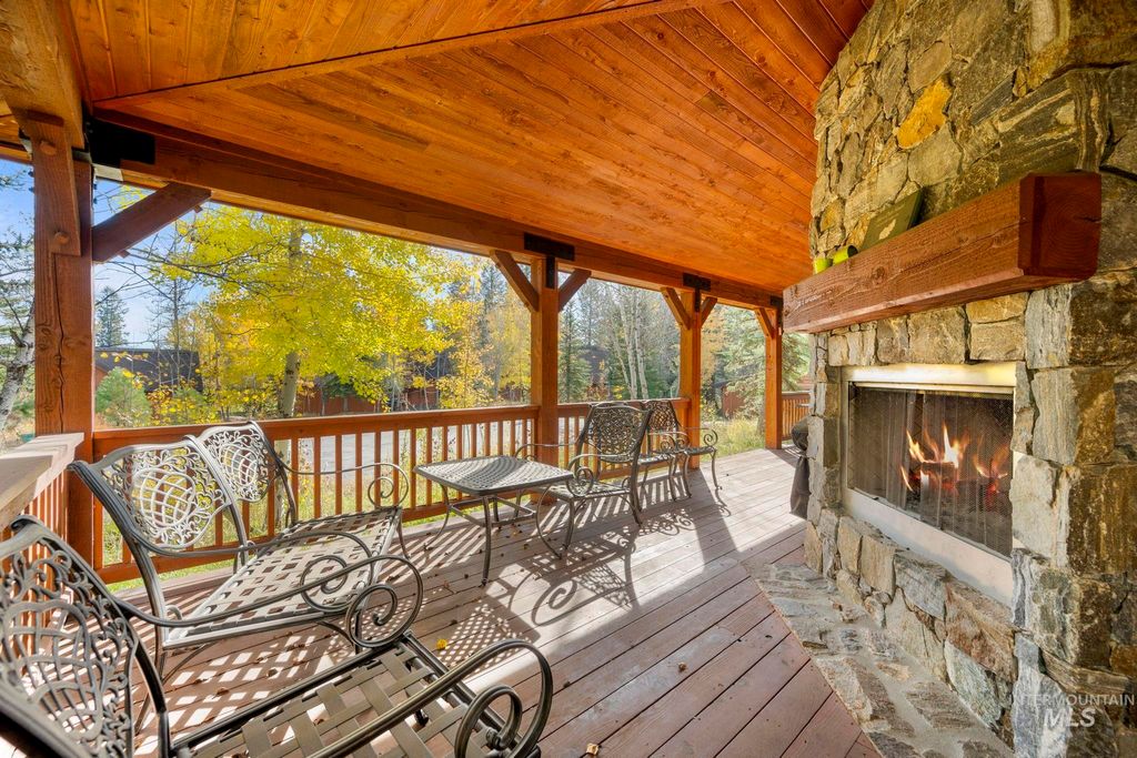 Photo of 114 Twin Creeks Ct, Donnelly, ID 83615 (MLS # 98969809)