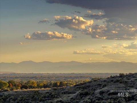 Photo of 5735 N Willow Creek Rd, Eagle, ID 83616 (MLS # 98971259)