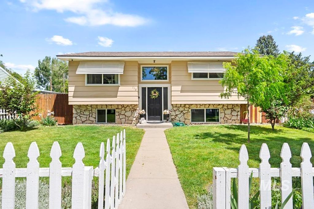 Photo of 113 E Montana Ave, Homedale, ID 83628 (MLS # 98986640)