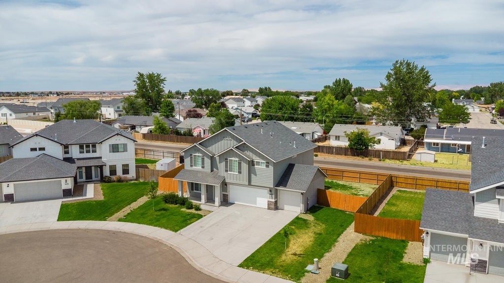 Photo of 930 SW Accipiter Pl, Mountain Home, ID 83647 (MLS # 98991127)